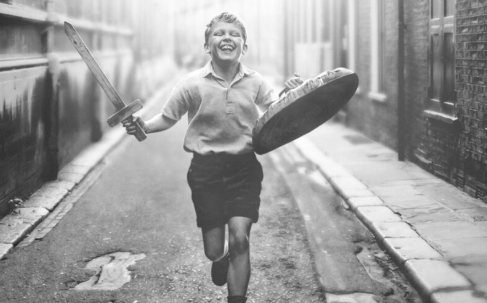 Review Film Belfast Nostalgia Indah Masa Kecil di Irlandia